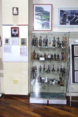 vetrinetta contenente varie statuette da collezione