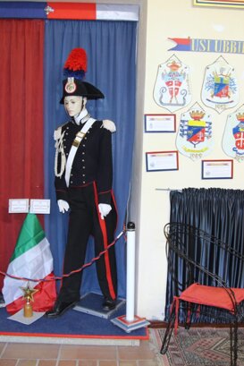 manichini con grande uniforme (da sottufficiale a sinistra, da carabiniere a destra)