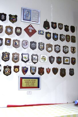 parete addobbata con crest di vari reparti e specialità
