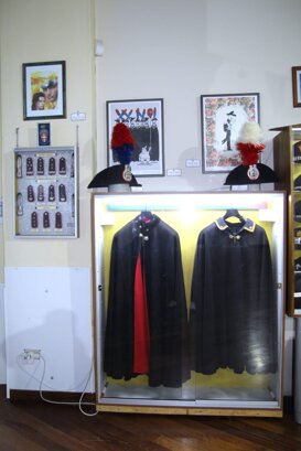 cimeli vari, in particolare un mantello da Ufficiale (sinistra) ed uno da Carabiniere reale (destra)