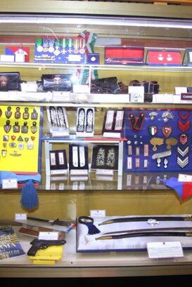 cimeli e buffetterie varie, sono presenti in basso a destra n.2 daghe in uso fino al 1985