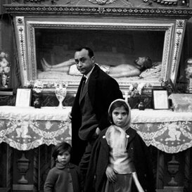 Leonardo Sciascia insieme alle sue figlie Anna Maria e Laura