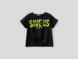 t-shirt-con-fiocco-sul-fondo