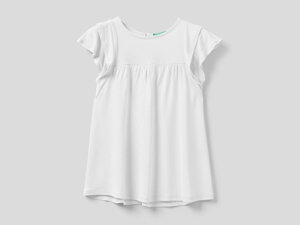 t-shirt-con-volant-sulle-maniche