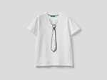 t-shirt-con-cravatta-stampata
