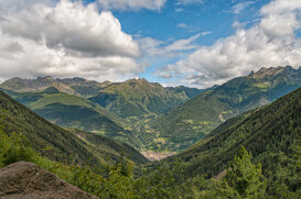 Climbing towards Aviolo, Adamello Park Photo by Luca Di Pinto - Nikon D300+Sigma DG 24-70/2.8 at 24 mm, f/14, 1/160”, ISO 200, -1 underexposed