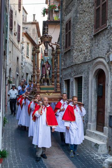 40b9ef76-49db-42f4-af86-7183872e30de