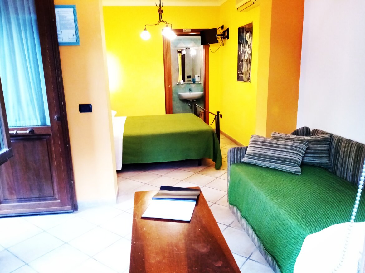 eyJlbiI6IkNhbWVyYSB0cmlwbGFcbkZpbmVzdHJhIEdpYXJkaW5vIn0=