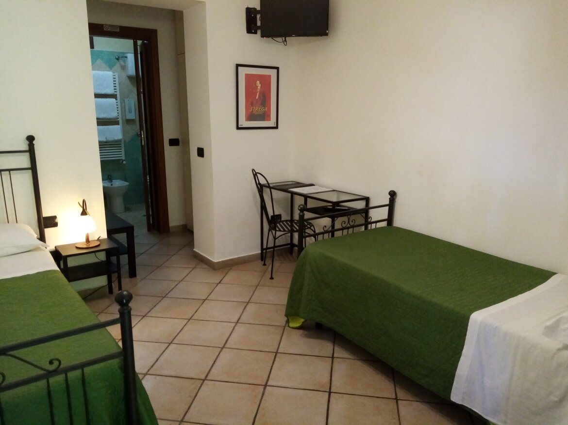 eyJlbiI6IkNhbWVyYSBtYXRyaW1vbmlhbGUgcGljY29sYSJ9