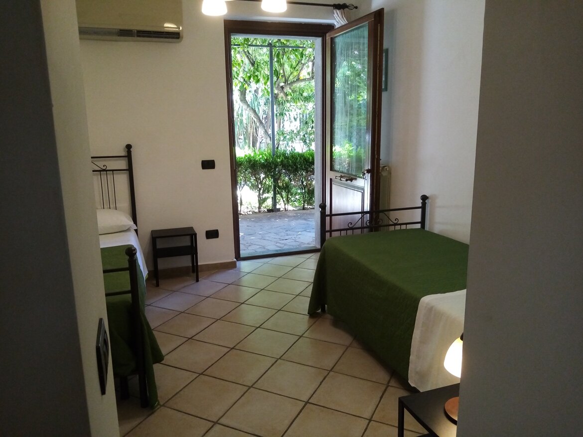 eyJlbiI6IkR1ZSBsZXR0aSBzaW5nb2xpIGNoZSBzaSBwb3Nzb25vIHVuaXJlLiBJbmdyZXNzbyBkYWwgR2lhcmRpbm8uIn0=