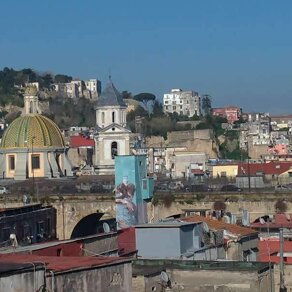 Rione Sanità dall'alto Rione Sanità dall'alto, Napoli. Con la cupola maiolicata della chiesa di Santa Maria della Sanità