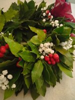 corona-alloro-da-testa-con-gypsophila-e-hypericum-rosso