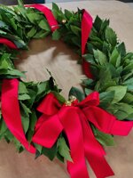 corona-alloro-da-collo-con-bacche-oro-e-nastro-intrecciato