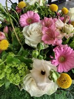 mazzo-in-struttura-rosa-e-bianco