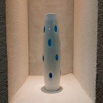 vaso-bianco-pois-azzurro-h-40cm-larghezza-10-cm