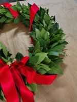 corona-alloro-da-collo-con-bacche-oro-e-nastro-intrecciato