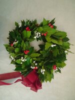 corona-alloro-da-testa-con-gypsophila-e-hypericum-rosso