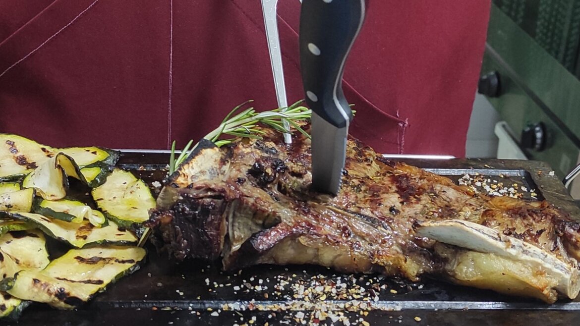 Fiorentina di scottona grigliata, tenerissima, servita su pietra ollare con patate al forno e sale p