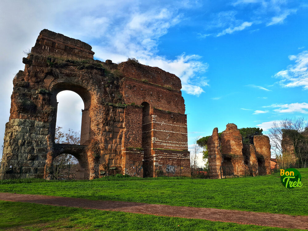 Acquedotti, cisterne e prati verdi al Parco dell'Appia Antica