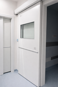 Porta scorrevole ermetica in corridoio ospedaliero