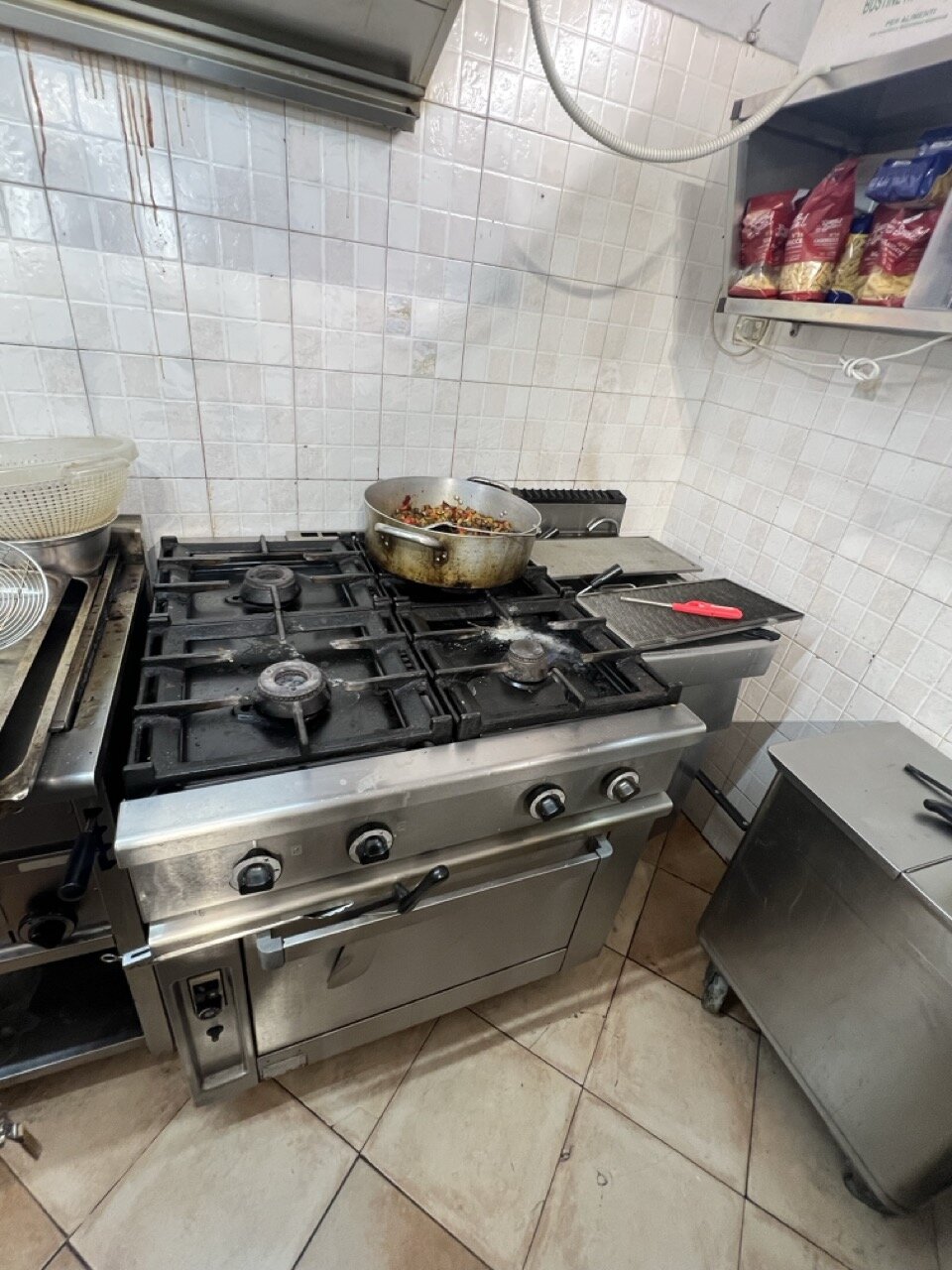 Cucina professionale a quattro fuochi