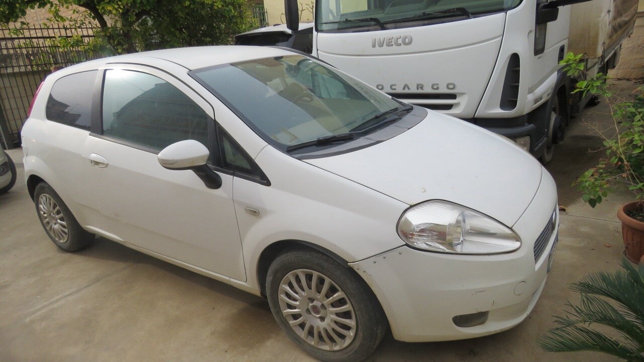 Lotto costituito da: Bene n. 1 Autocarro Fiat Iveco, Bene n. 2 Fiat Punto Van Lotto costituito da: Bene n. 1 Autocarro Fiat Iveco, Bene n. 2 Fiat Punto Van