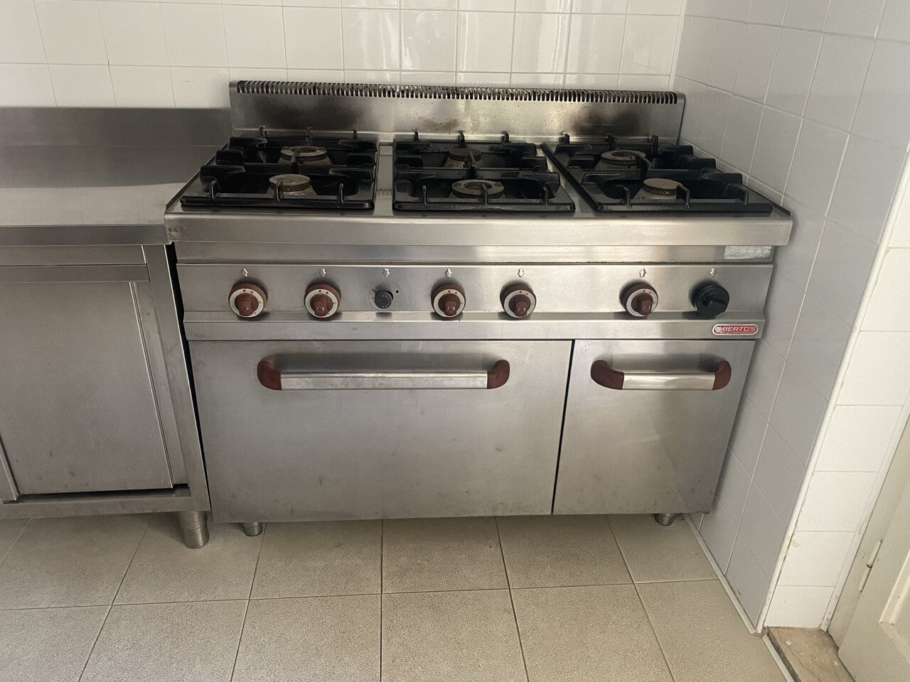 Attrezzatura da cucina, elettrodomestici e mobilio