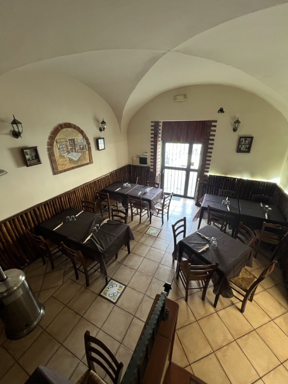 N.25 tavoli quadrati in legno accompagnati da 80 sedie