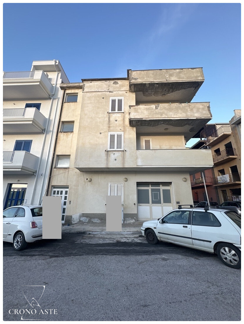 Lotto costituito da mobilio, arredi, ed elettrodomestici costituenti l&rsquo;arredo di tre distinti appartamenti di un&rsquo;unica palazzina.