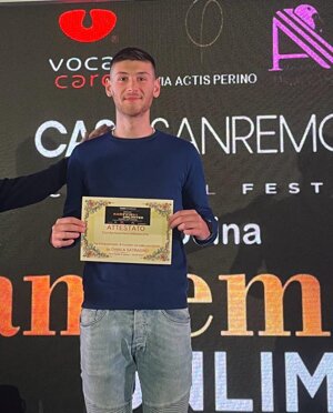 marco panza che ritira l'attestato per lui e sua sorella