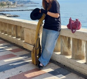 miriana con la sua chitarra pronte a fare musica