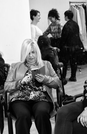 gruppetto di back stage durante trucco e parrucco prima di cantare