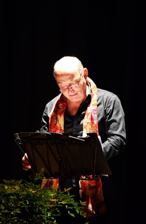 maurizio durante un monologo