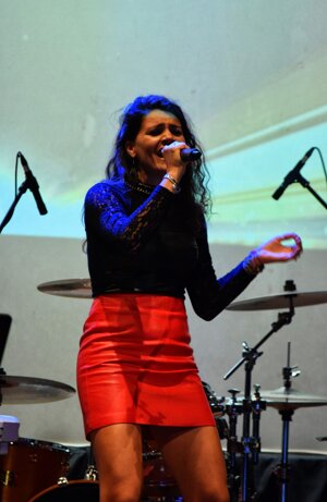 cantante milanese con gonna rossa