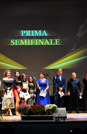 foto di gruppo prima della proclamazione di chi passa in finale alla prima semifinale