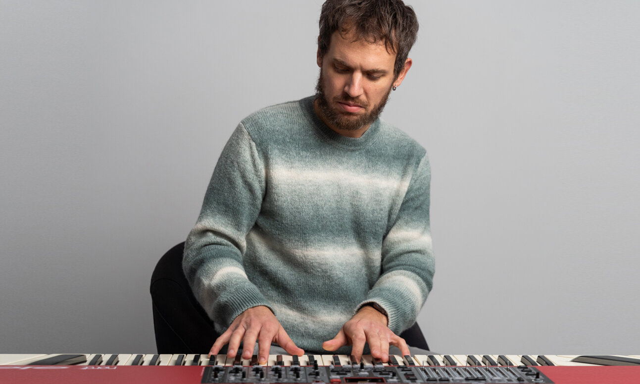 davide caprati musicista pianista e cantautore italiano insegnante di pianoforte e giudice del concorso vincitore del premio mia martini nel 2024 con la canone perfetto sarto,casa sanremo,festival sotto il conero,sotto il conero,gianluca berti,walter fontana,ancona,premio gabriella ferri,claudio starnone