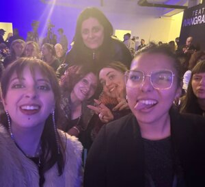 la cala di persone all'entrata del palafiori di sanremo