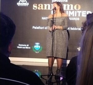 emily durante la sua esibizione ad unlimited