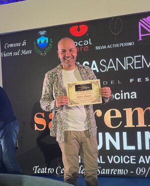 angelo che ritira l'attestato