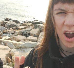 miriana carica prima di entrare in teatro