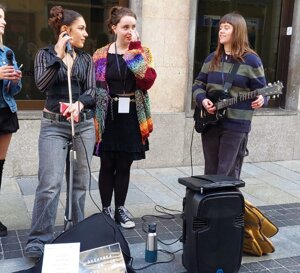 a sanremo durante il festival si canta ad ogni angolo