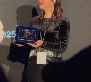 martina ritira il premio nella sala underground