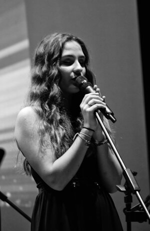 cantanti durante le esibizioni