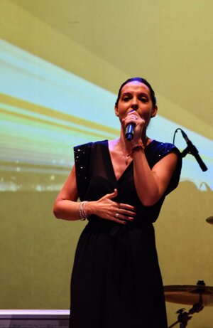 esibizione di federica grassoni cantante e performer solista
