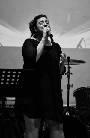 cantante vestita di nero sul palco