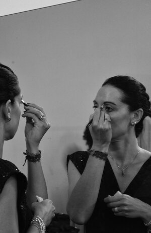 cantante che si prepara per la propria performance