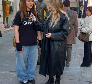 miriana intervistata per strada da rafio linea 24