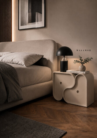 eyJlbiI6Ik1BUyBBTU9SIG1vZHVsYXIgdGF1cGUgYmVkc2lkZSB0YWJsZSBkZXNpZ25lZCBieSBJbnRlcmlvciBEZXNpZ25lciBFbGlzYSBCZXJnZXIgaW4gYSBjb250ZW1wb3JhcnkgbHV4dXJ5IGJlZHJvb20ifQ==