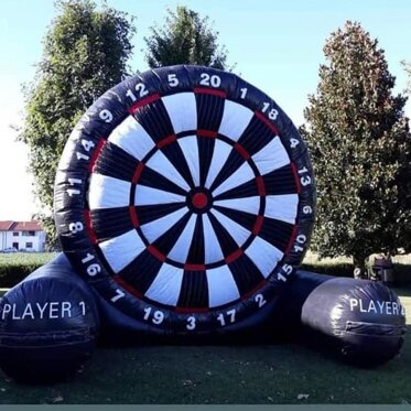 football darts tiro a segno con le palle da calcio, vince chi fa più punti