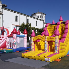 pink castle e tower slide Con questi 2 gonfiabili la tua festa sarà unica e tutti i bambini ti adoreranno